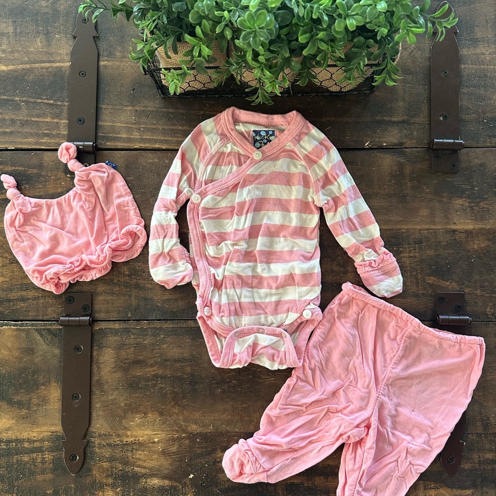 ⭐️5/$25⭐️ 
Pink Striped Baby Outfit Set